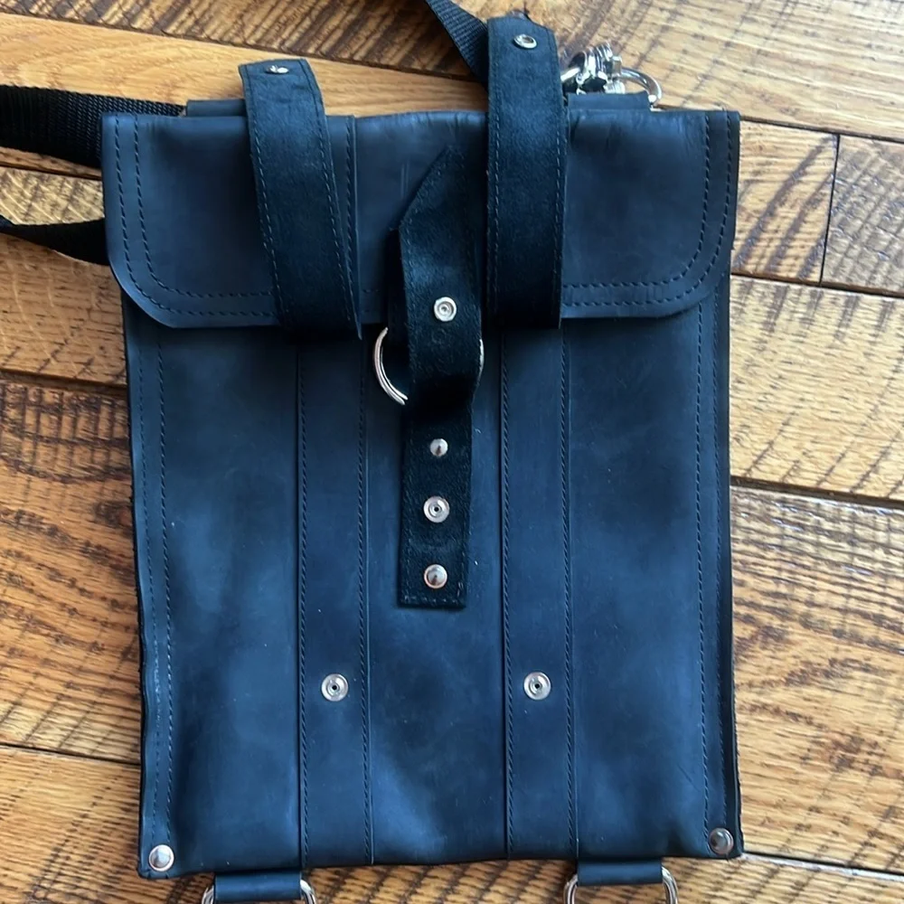 Copper River Company Baxter Messenger Crossbody Black Leather Bag unisex